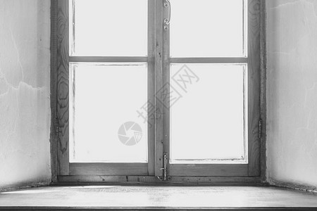 木窗宽大的木制窗台图片