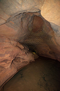 有地下水流的砂岩洞穴图片