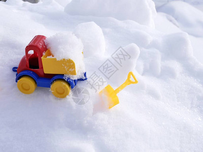 雪地亮塑料玩具车图片