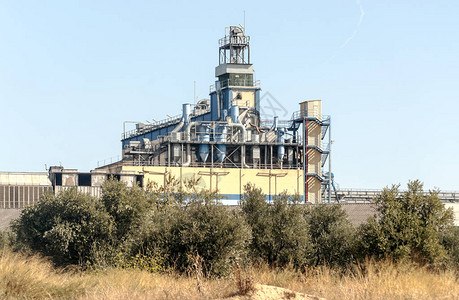 位于西班牙LaRioja田地的发电厂在阳图片