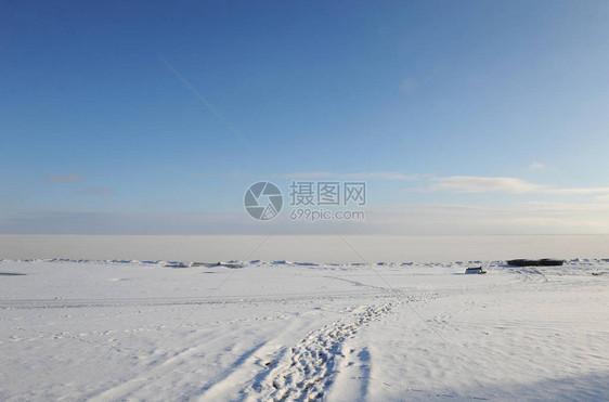 阳光明媚的天气下冬雪海岸风景冰冻河流清空天图片