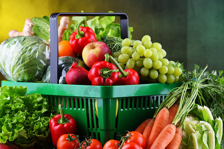 塑料购物篮中的新鲜有机水果和蔬菜单位图片