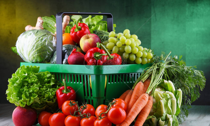 塑料购物篮中的新鲜有机水果和蔬菜单位高清图片下载-正版图片505734919-摄图网