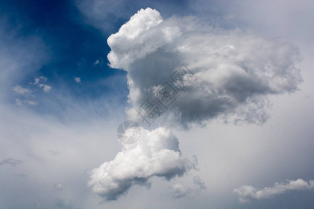 蓝色多云的天空白色和灰色的云彩图片