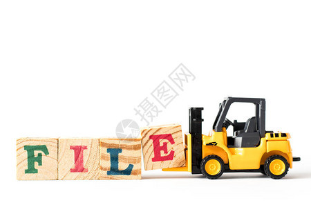 ToyForklift在白背景上完成单词文件的叉车持有图片