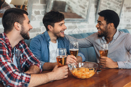朋友在酒吧喝啤酒图片