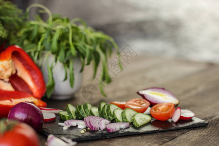 沙拉新鲜蔬菜托马黄瓜萝卜胡椒阿鲁古拉图片