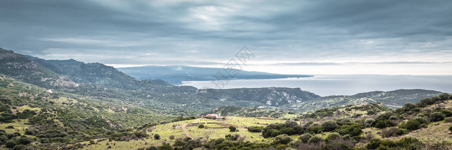 意大利撒丁岛东北海岸山区和海洋全景意图片