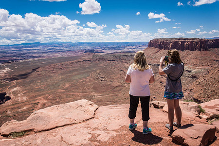 两名成年妇女母亲和女儿享受犹他州峡谷国图片