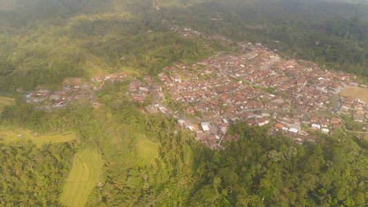 亚洲稻田和梯田之间的小镇鸟瞰印度尼西亚巴厘岛农村有水稻梯田图片