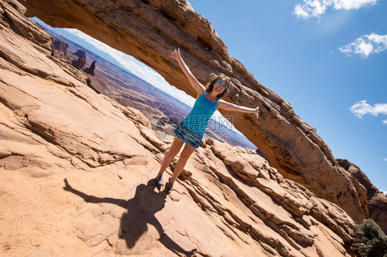 一位美丽漂亮有魅力的女艺术角度站在Canyonlands公园Mes图片