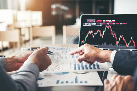业务团队投资企业家交易讨论和分析图表股票市场交易图片