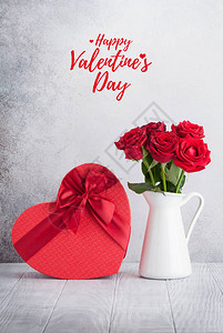 情人节的贺卡红玫瑰花束和心礼盒图片