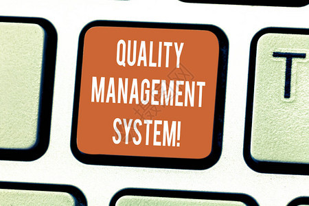 显示质量管理体系的书面说明商业照片展示了记录过程的正式系统键盘意图创建计算机消息按图片