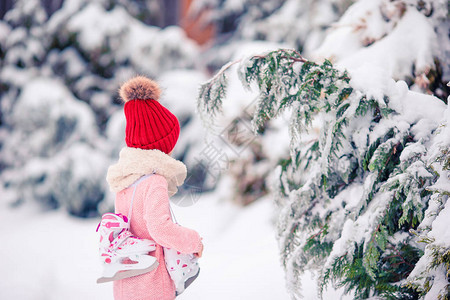 穿红帽子的可爱小女孩在冬天雪图片