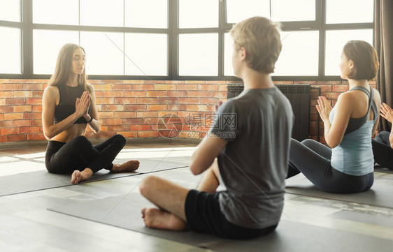 参加苏哈萨纳练习易坐姿势冥想概念实践的青年运动团体图片