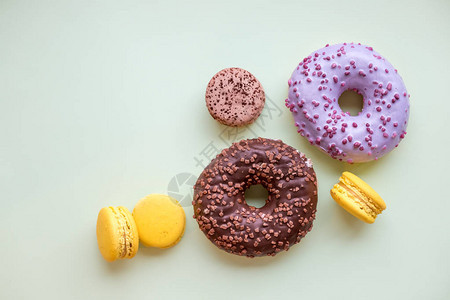 流行艺术彩色风格甜圈和面包店美食在明图片
