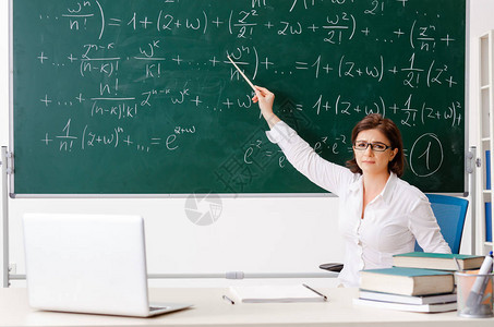 黑板前的女数学老师图片