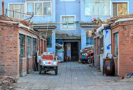 朝鲜延边县吉林省北华湖镇洪春市中心附近的旧楼和破旧建筑图片