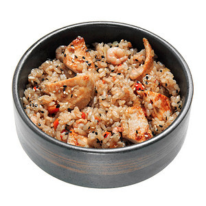 黑碗里有炸鸡虾蔬菜和芝麻的米饭图片