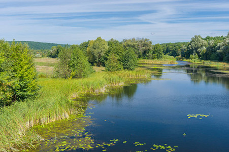 乌克兰中部夏季与沃斯克拉河的风景图片