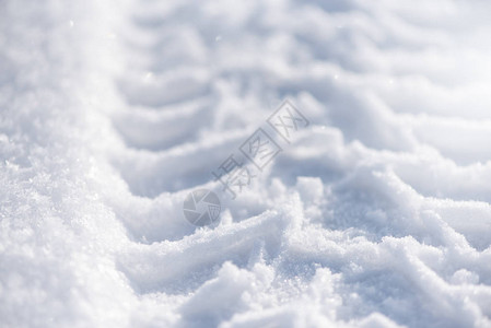 车胎保护者在雪地上行走我想可靠的轮胎图片