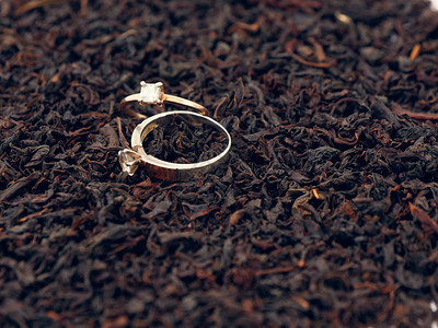 红茶叶的背景珍贵的戒指装饰品图片