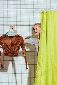 女在衣架上戴着青铜顶部用绿幕淋浴图片