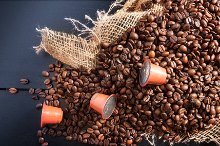 麻布谷物咖啡和咖啡胶囊图片