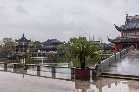 周庄文庙在雨下图片