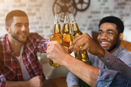 干杯朋友们不同的男人喝啤酒睡图片