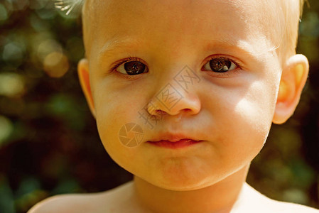 让孩子茁壮的医疗保健小孩子可爱的脸小男婴小宝在日托图片