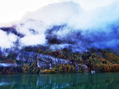 浙江西湖格拉鲁斯阿尔卑斯山脉及瑞士格拉鲁斯州克洛塔勒西湖上方的Glarnis背景