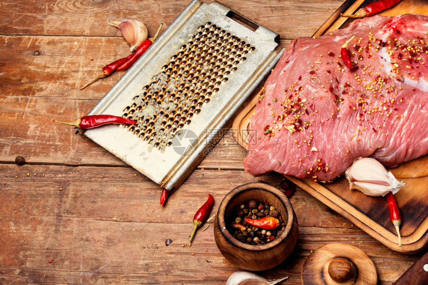 鲜切牛肉在切板上加香料辣生肉图片