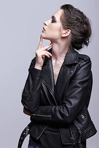 黑色皮夹克的女肖像不寻常的美丽晚妆的女人完美皮肤和紫罗兰色黑色阴图片