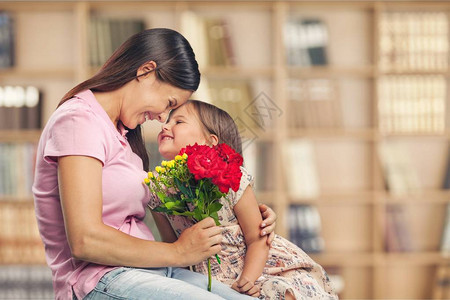 充满鲜花的幸福母亲图片