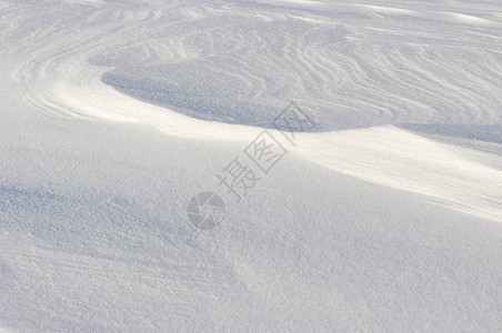 白色雪流和沙丘的美丽自然背景强风在雪场硬表面造就了奇特背景图片