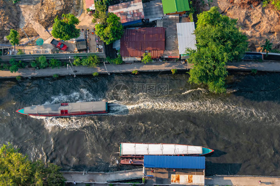 曼谷一条运河上的水上巴士鸟瞰图图片