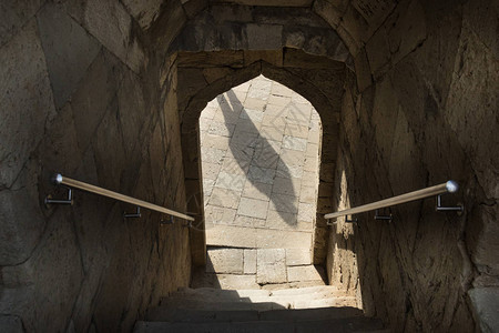 拱门口的阴影穿过拱门的楼梯楼图片