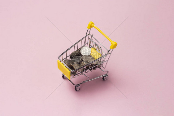 从超市上买车满是粉红背景的硬币平坦图片