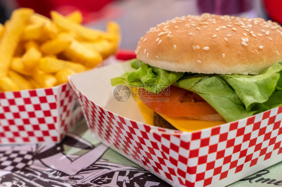 制作素食精品汉堡大餐图片