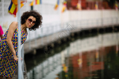 在河堤上戴墨镜的亚洲女人图片