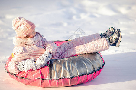 可爱的小女孩喜欢雪橇骑车孩子滑雪和在雪图片