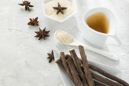 八角茶和甘草根在桌子上图片