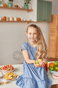 这个女孩吃水果菠萝西瓜苹果图片