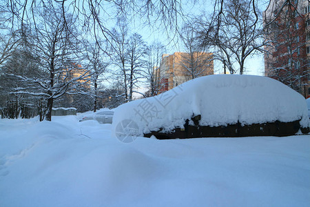 冬天车上覆盖着厚的积雪图片