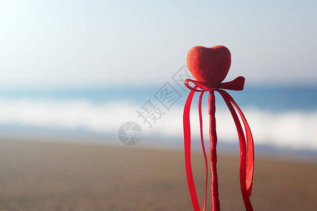 Valentine的贺卡概念原始沙滩上的红心蜜月度假的背景注图片