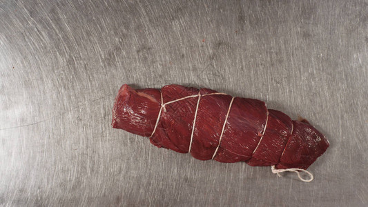红色鲜肉最接近的景象食物绳绑在一图片