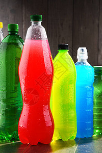 各种颜色的各种碳酸软饮料塑瓶背景图片