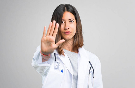 有听诊器的女医生手举停止手势否认一种在灰色背景上认图片